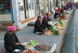 野菜を売る女性たち