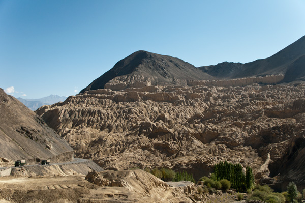 ラマユル―カルシ間の瘤だらけの地形