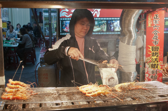 台湾の夜市の焼き海老屋台