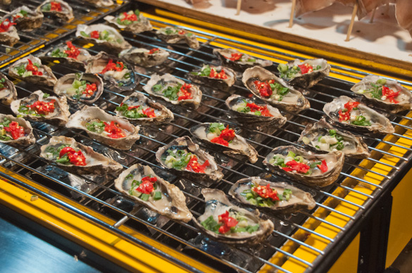 台湾の夜市の焼き牡蠣屋台