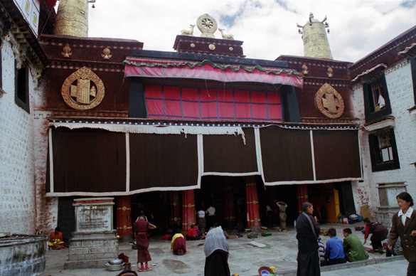 チベット仏教の中心寺院・トゥルナン寺（ジョカン）
