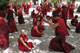 セラ僧院の中庭で問答修行をする僧侶たち