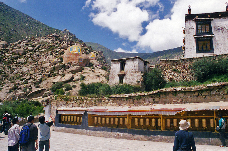 デプン僧院　山の上にツォンカパ大師の岩絵