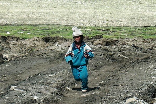 施しを求め追いかけてくるチベット人の子ども