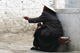 物乞いをするチベット人女性