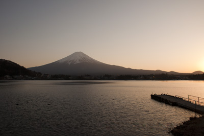 夕陽に染まる富士山