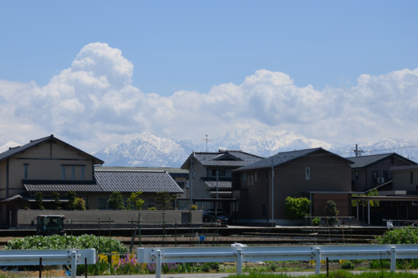 富山市から望む立山連峰