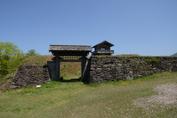 鳥越城の枡形門。奥に見えるのが本丸門