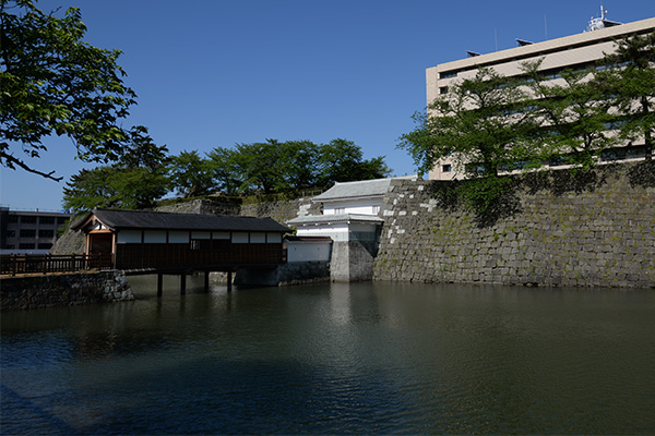 福井城の石垣と堀