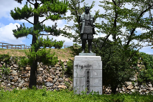 浜松城の徳川家康像