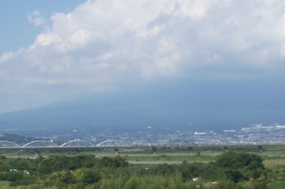 雲に覆われた富士山