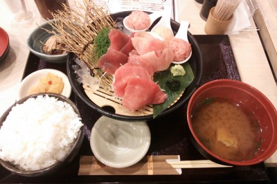 河岸の市のまぐろ館で頂いた刺身定食