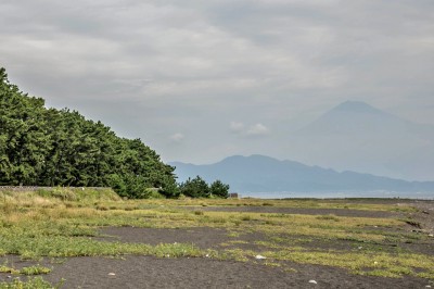 雲にかすむ富士山