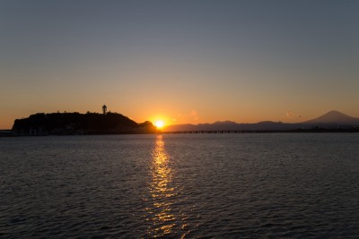 夕日の江ノ島と富士山