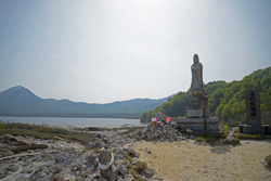 恐山　鎮魂の観音像